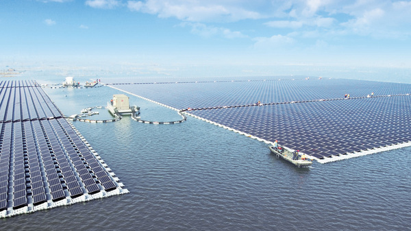 중국은 안후이에 위치한 세계에서 가장 큰 부유 태양열 발전소를 건설했다.