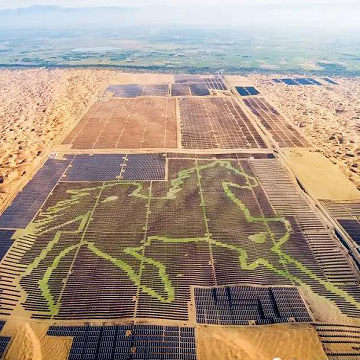 놀라운 사진은 위에서 본 말 패턴을 보여주는 중국의 21 억 달러의 기록적인 태양 농장을 보여줍니다.