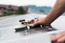 스위스 대학은 옥상 광전지 시스템을위한 깨끗한 로봇을 개발했습니다.